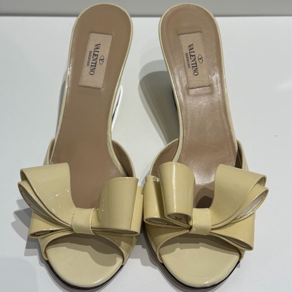 🚨Valentino Garavani Ivory Patent Bow Wedge Sandals 38.5 - Picture 8 of 14